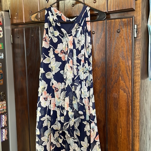 EUC floral pattern w navy base color. High neck style w trapeze flowey bottom! - Picture 4 of 6